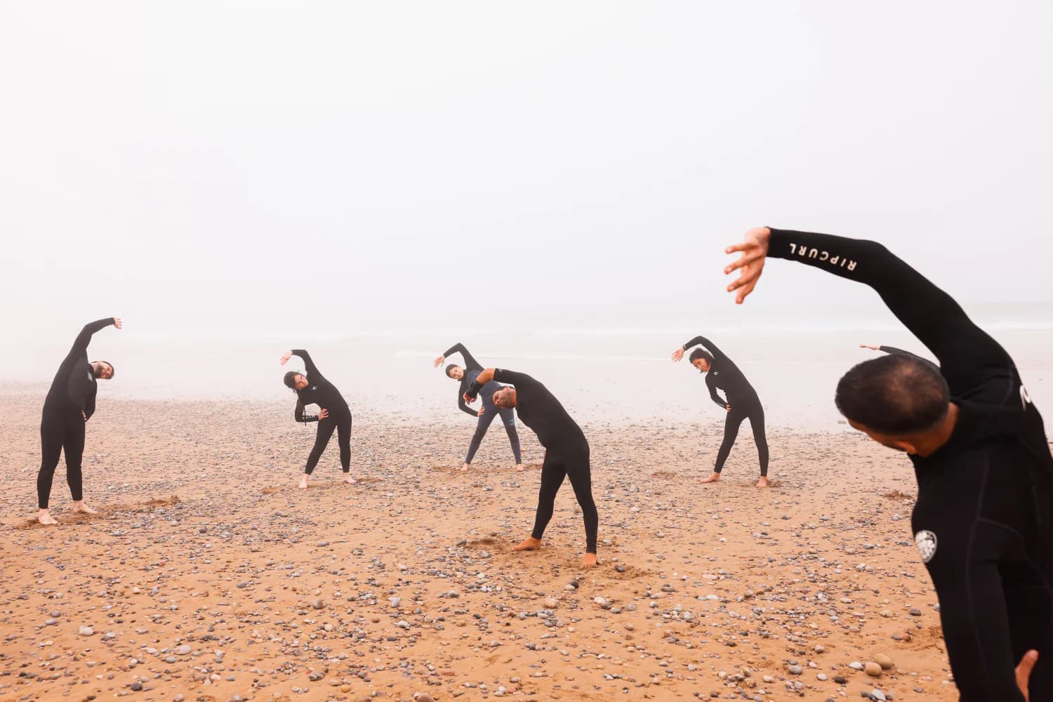 Un groupe de cours s’étirant ensemble avant d’entrer dans l’eau.